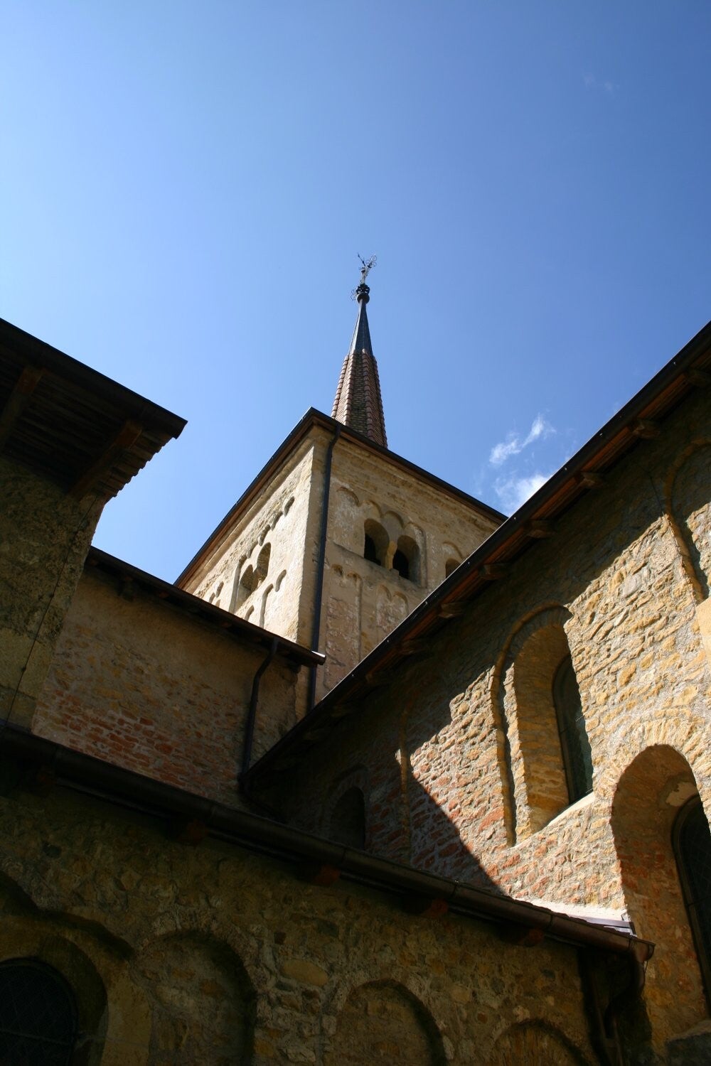 Village ancien au cœur d’un paysage verdoyant