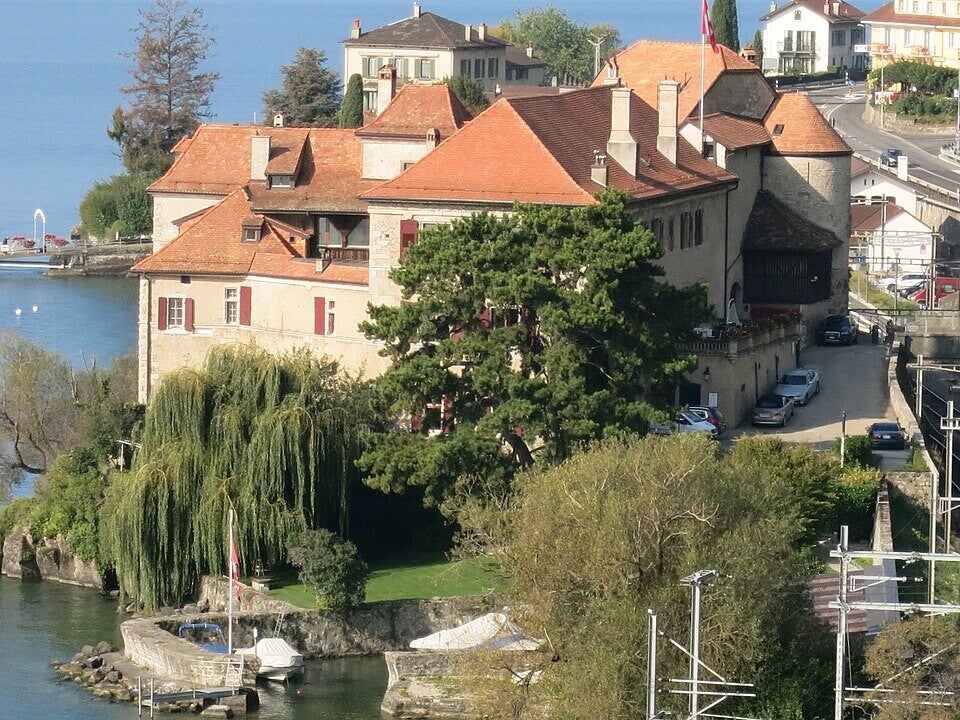 Village vigneron dominant les vignes et le Léman