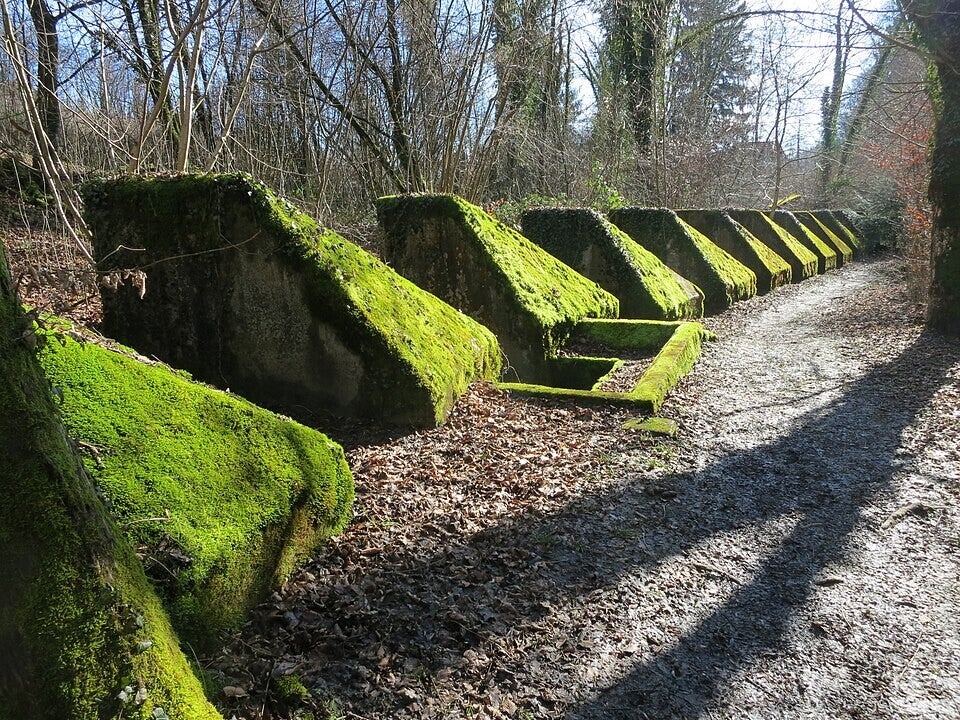 Bunker historique dans un paysage verdoyant