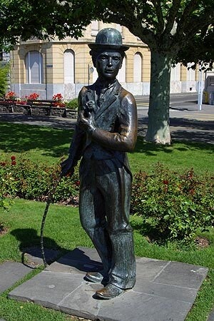 Statue d'un artiste face au lac