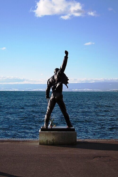 Statue en bronze au bord d'une promenade