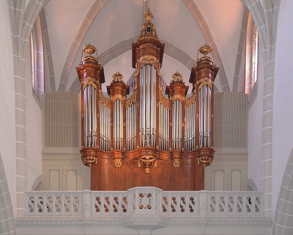 Église ancienne dominant une ville au bord du lac