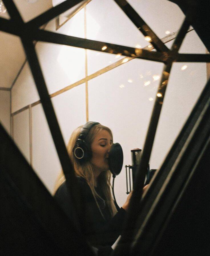 ellie-goulding-40-standard.jpg
