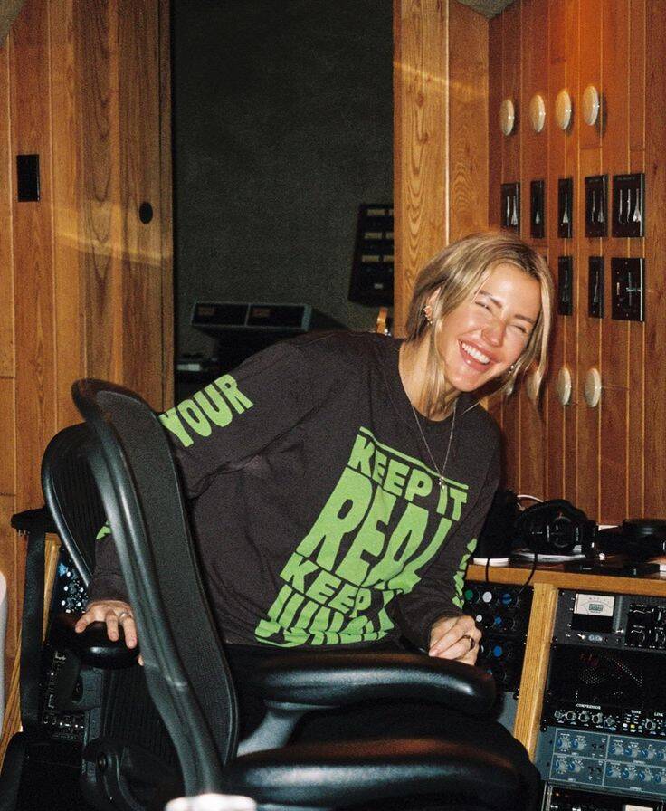 ellie-goulding-41-standard.jpg