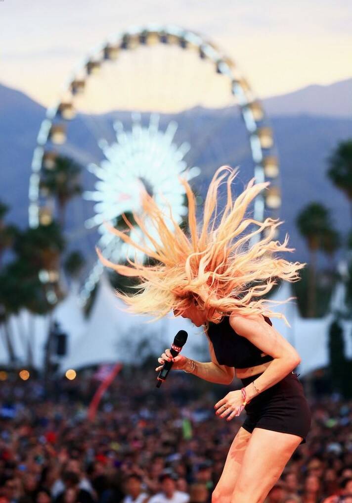ellie-goulding-is-such-a-sexy-hero-at-coachella-standard-qnbxab.jpg