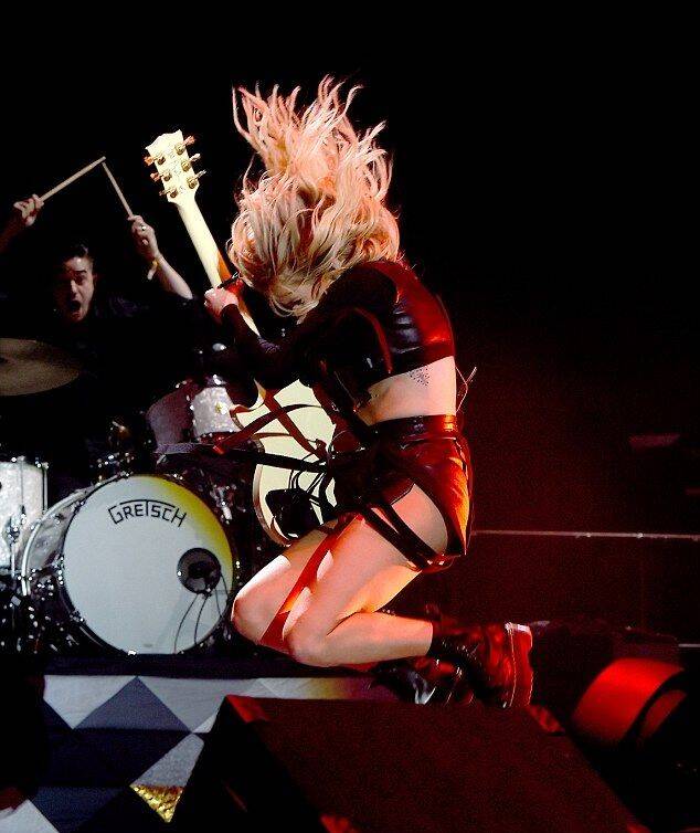 ellie-goulding-returns-to-the-stage-at-coachella-in-leather-hotpants-standard-s30mgo.jpg