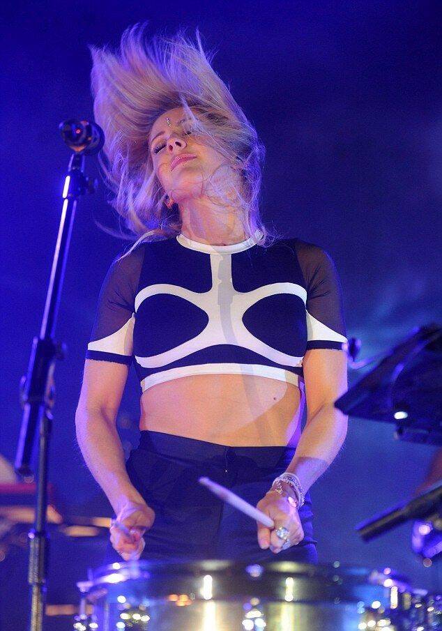 ellie-goulding-s-shorts-are-precariously-tiny-standard-ajkhem.jpg