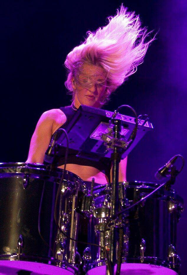 ellie-goulding-shows-off-her-incredibly-toned-abs-in-crop-top-standard-xszox8.jpg