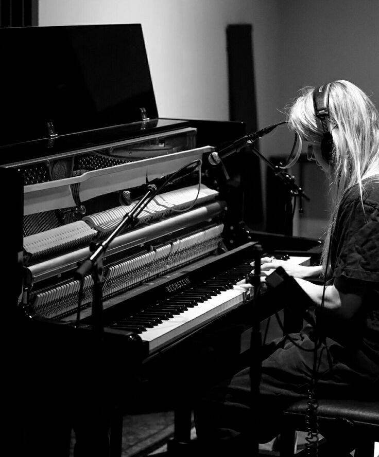 ellie-goulding-studio-1-standard.jpg