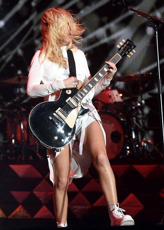 ellie-goulding-unveils-sculpted-stomach-and-lean-legs-at-coachella-gig-standard-5f1d51.jpg