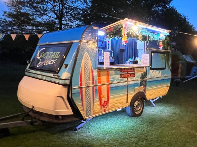 Cocktail foodtruck cocktail trailer cocktail caravan met zomerse cocktailbar