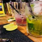 cocktailworkshop zelf cocktails maken bacardi rum mojito limoen snijden vrijgezellenfeest teambuilding fun aan huis