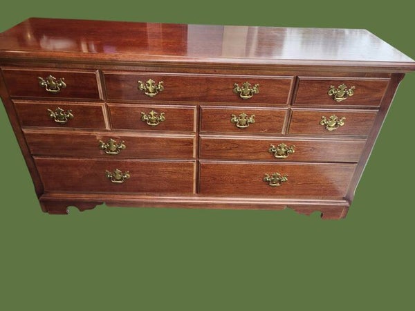 Beautiful large chest of Drawers