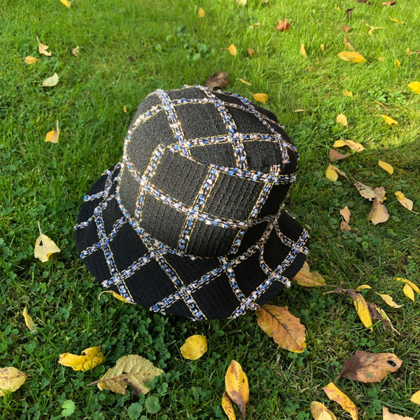 schwarzer Hut im Chanelstil