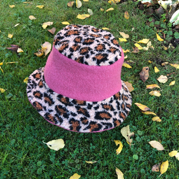 Hut in Leopardenmuster