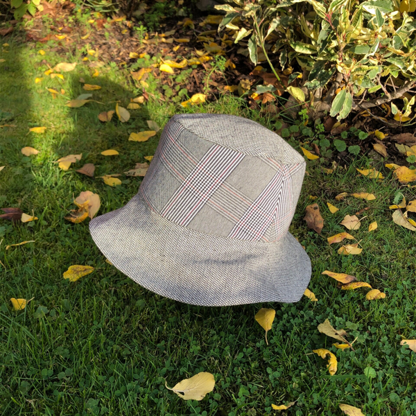 grau- karierter Hut