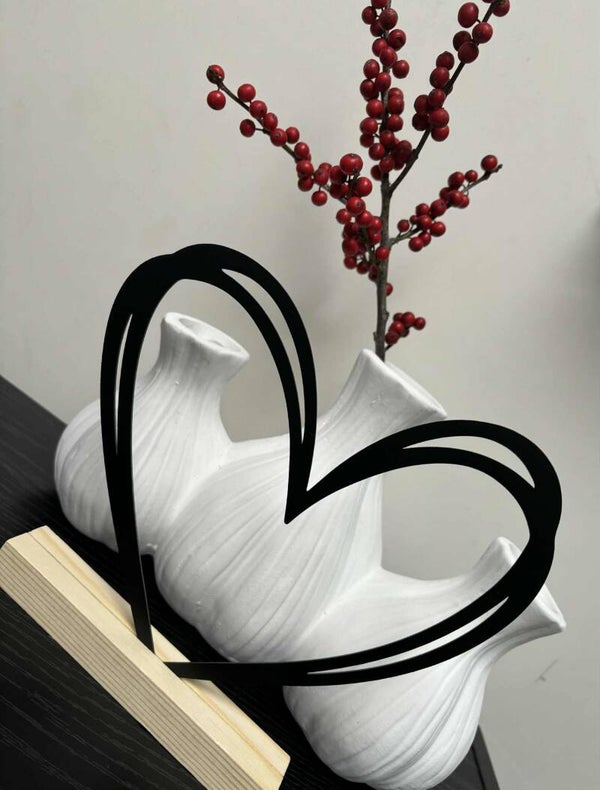 Metalen hart op houten voet