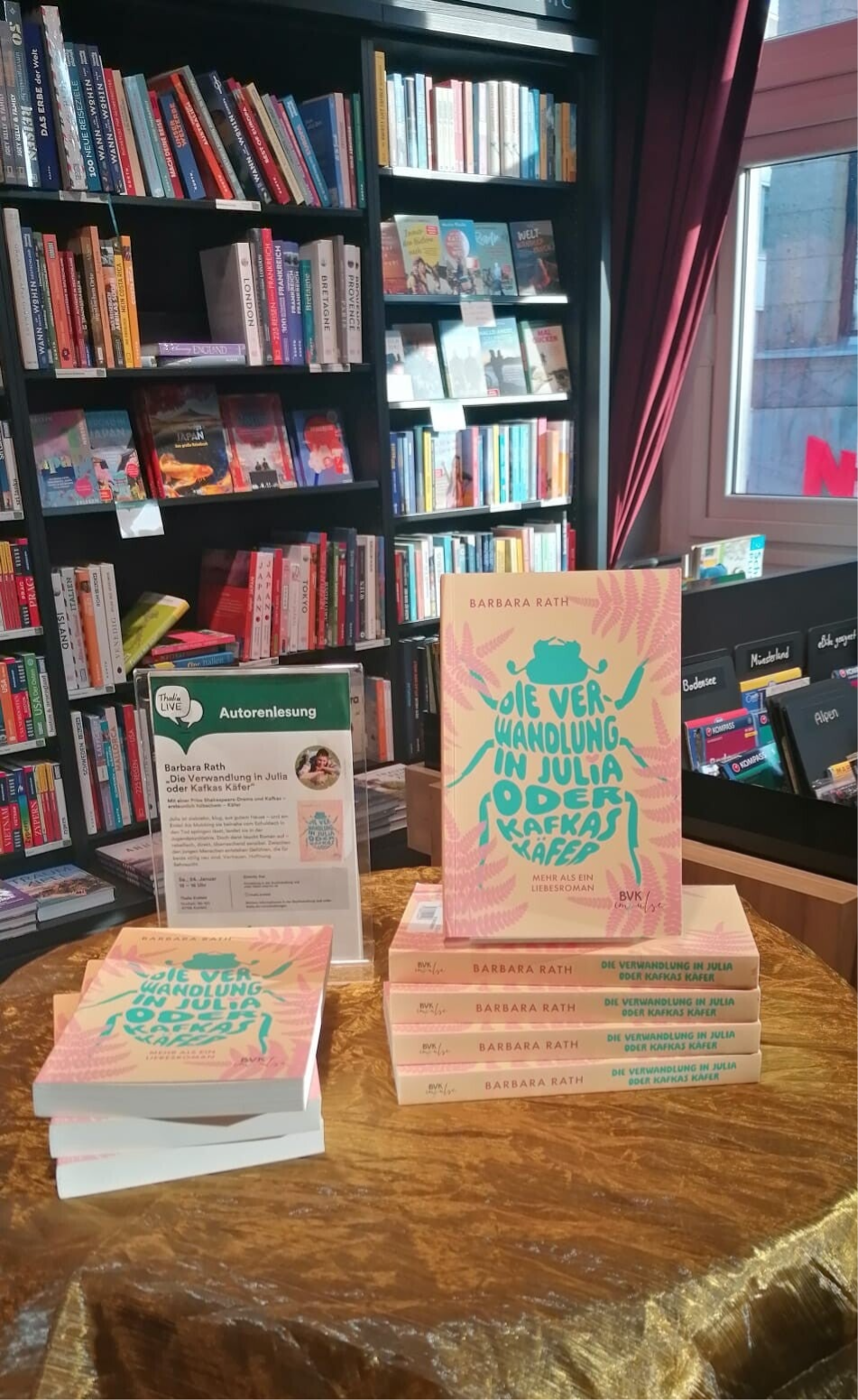 Buchtisch bei Thalia Krefeld mit dem Roman von Barbara Rath "Die Verwandlung in Julia oder Kafkas Käfer" bei einer Lesung