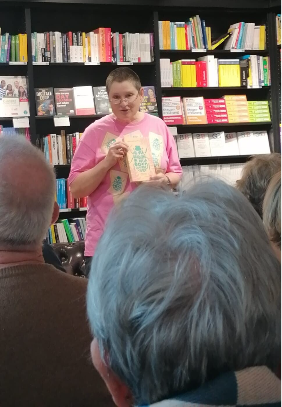 Thalia Krefeld: Autorin Barbara Rath im Gespräch mit Zuhörern über ihren Roman "Die Verwandlung in Julia oder Kafkas Käfer“ im Rahmen einer Autorenlesung