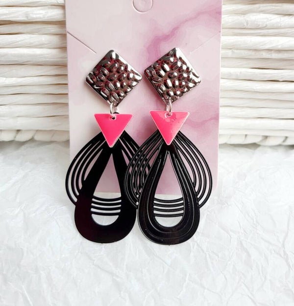 Clous d oreilles  noires et roses