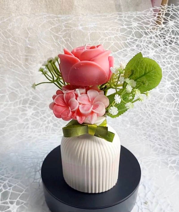 Pot jesmonite avec bouquet bougies et fondants