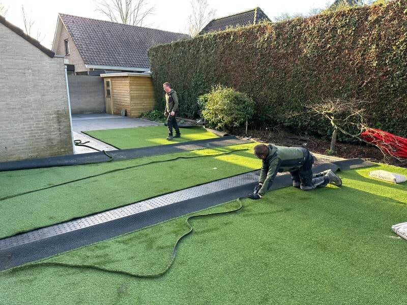 Aanleg kunstgras met spuitbuslijm