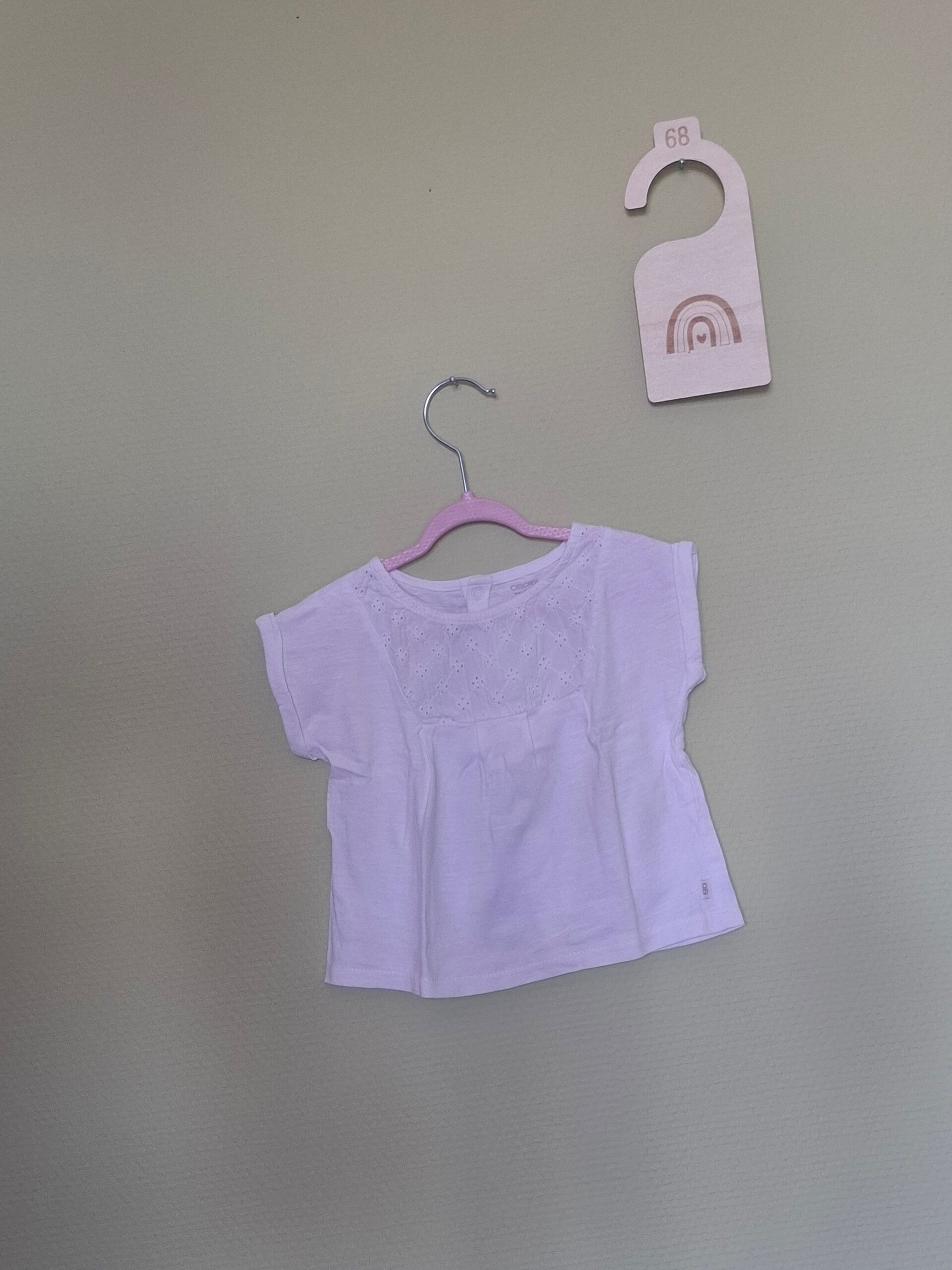 Blouse blanche en dentelle sur le dessus T68