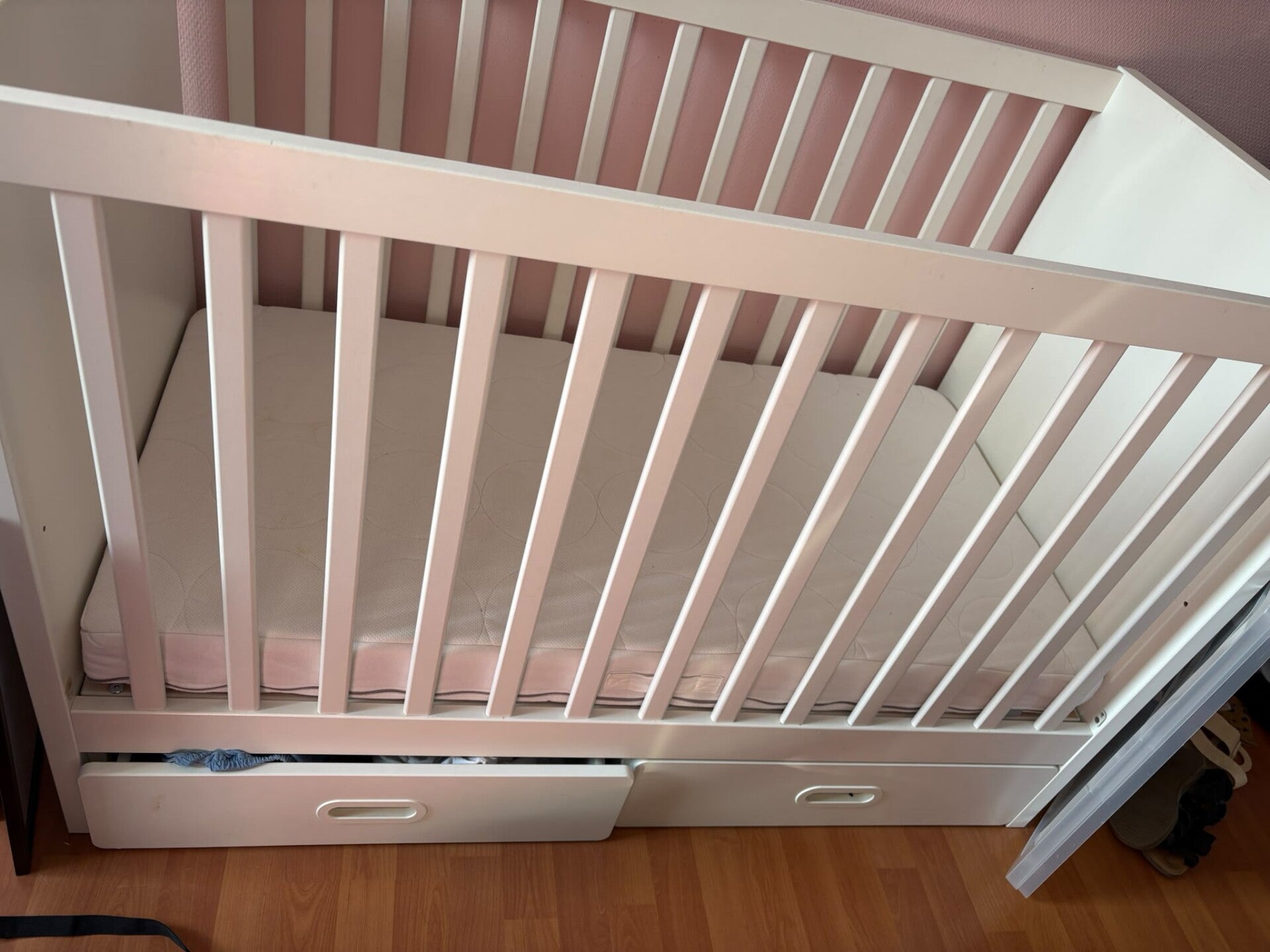 Lit à barreaux (avec matelas)