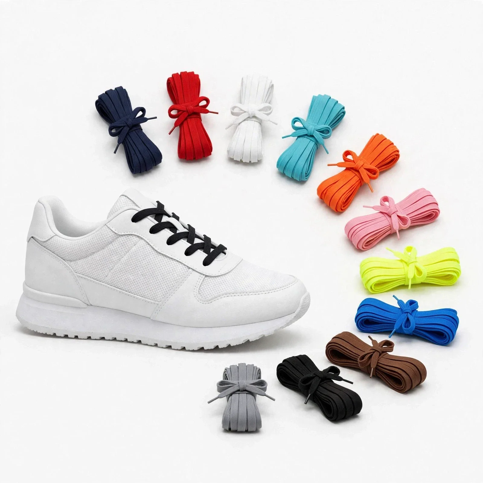 Personne ajustant des lacets élastiques sans nœud GeekLaces sur des sneakers en velours côtelé bleu marine