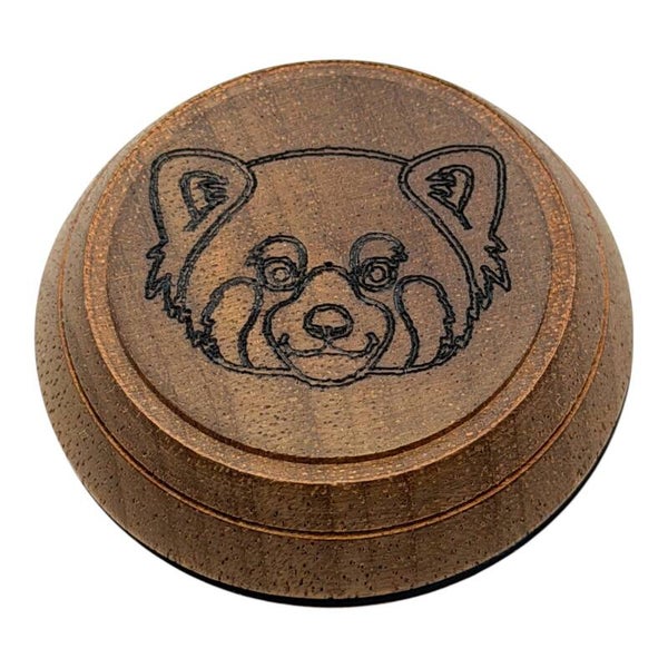 Handgedrechselter runder Flaschenöffner aus Nussbaumholz mit Gravur Roter Panda