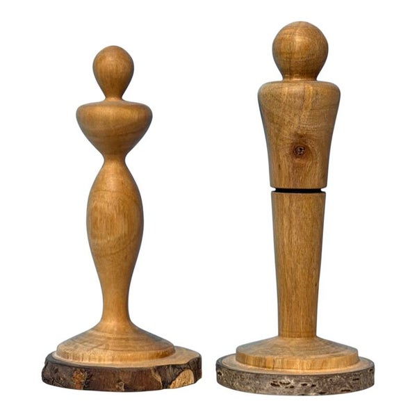 Handgedrechseltes Figurenpaar aus Wildkirschholz