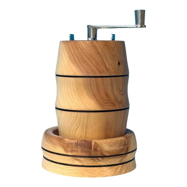 Handgedrechselte Muskatmühle aus Wacholderholz