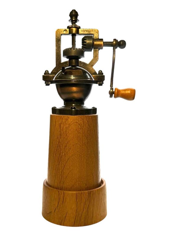 Handgedrechselte Pfeffermühle im antiken Look aus Eichenholz