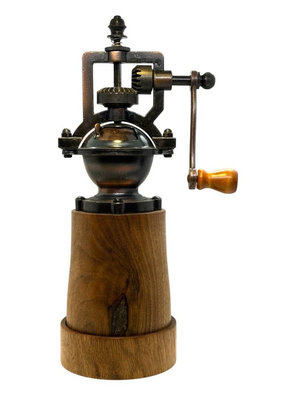 Handgedrechselte Pfeffermühle im antiken Look aus Nussbaumholz
