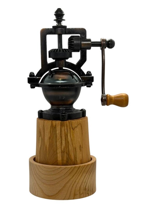 Handgedrechselte Pfeffermühle im antiken Look aus Olivenholz
