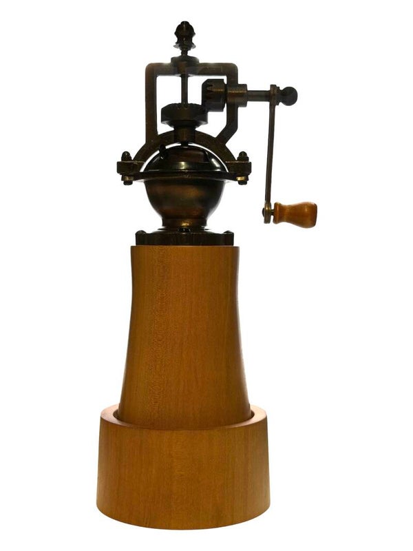 Handgedrechselte Pfeffermühle im antiken Look aus Birnbaumholz