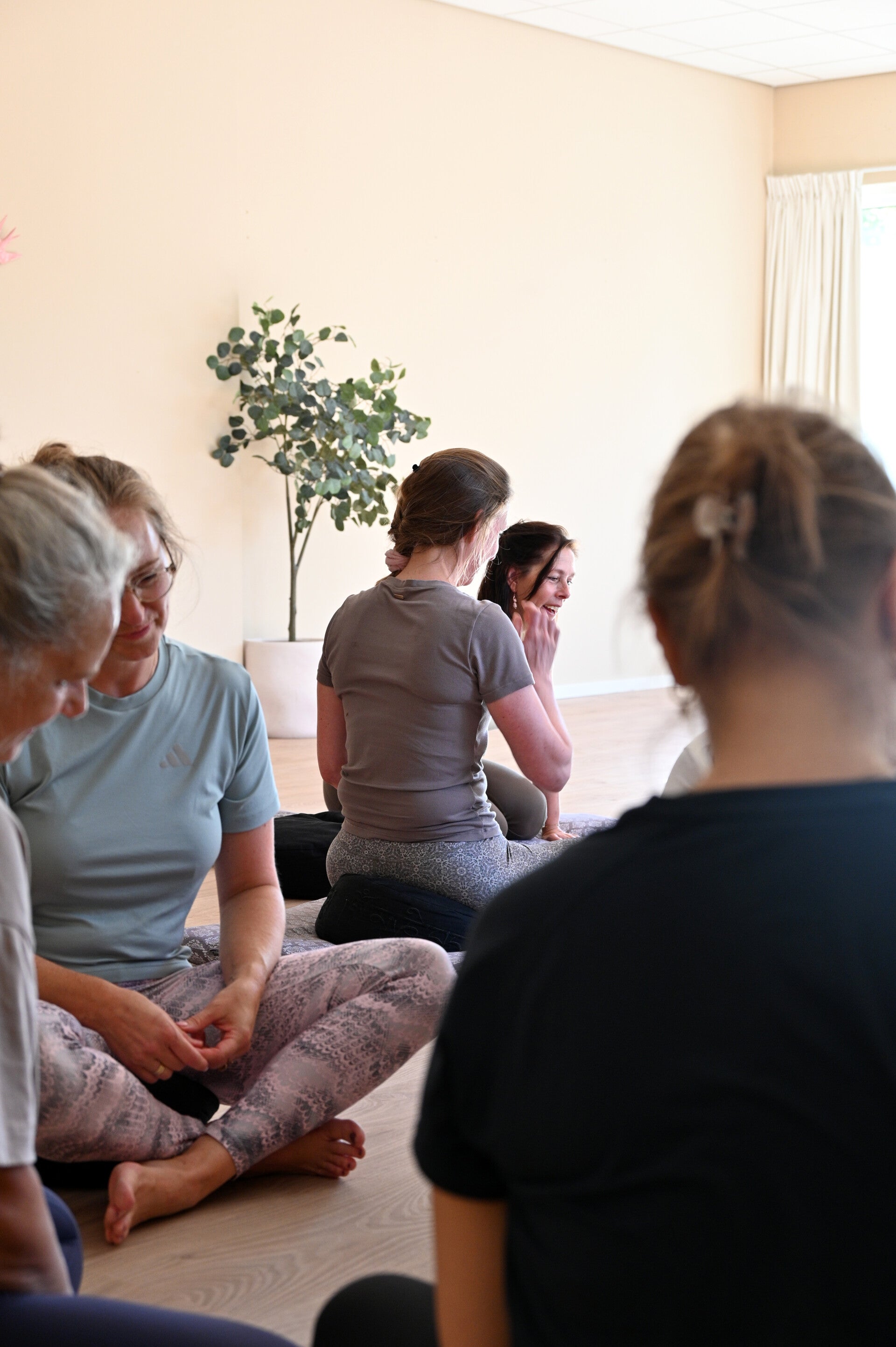 Yogales tijdens de Integratieve Yoga Opleiding in Veenendaal