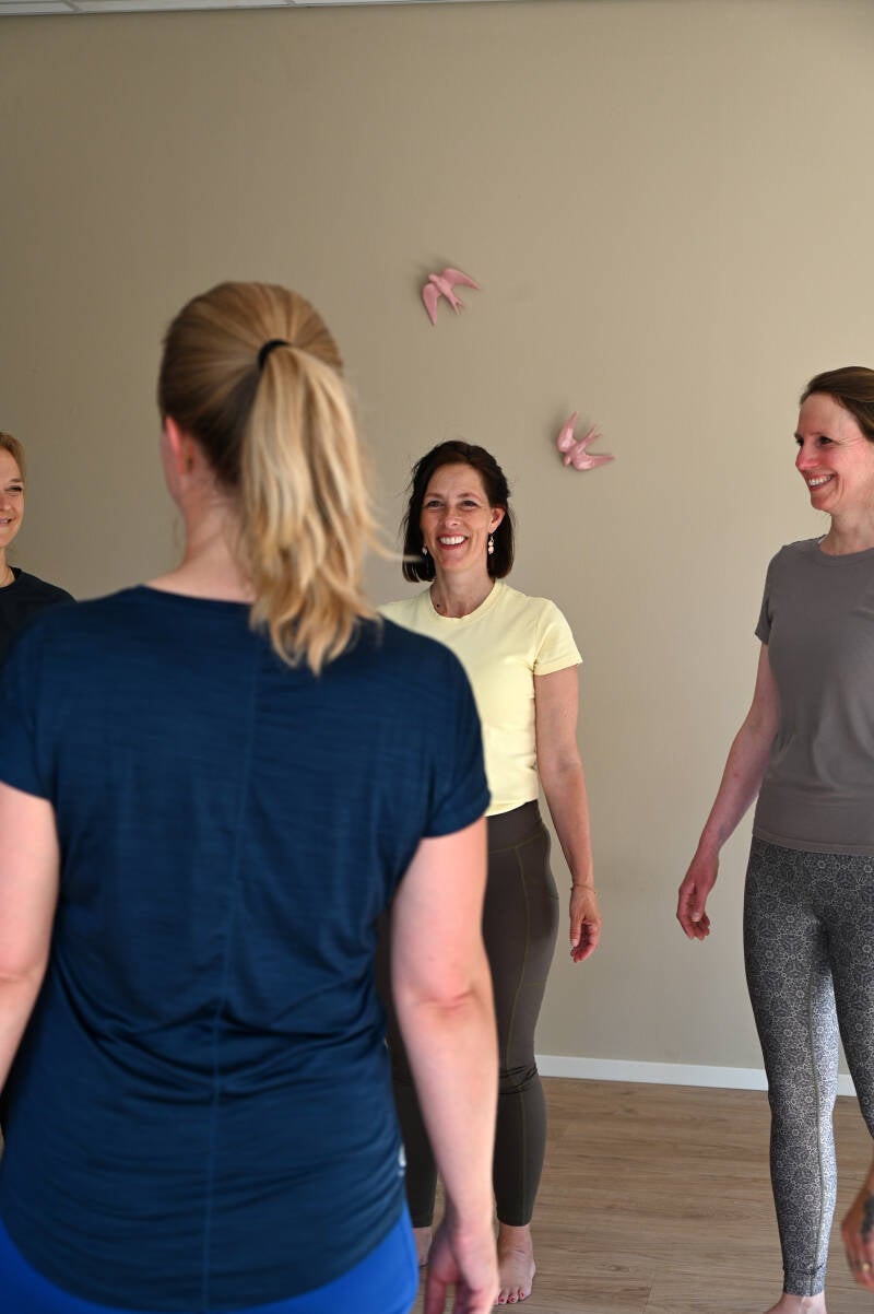 Yoga-instructeur in opleiding tijdens een lesdag bij IYO