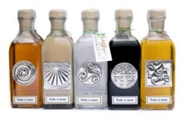 Licores Os Maios (botellas decoradas con estaño) 500ml (Licores Artesanos Os Maios)