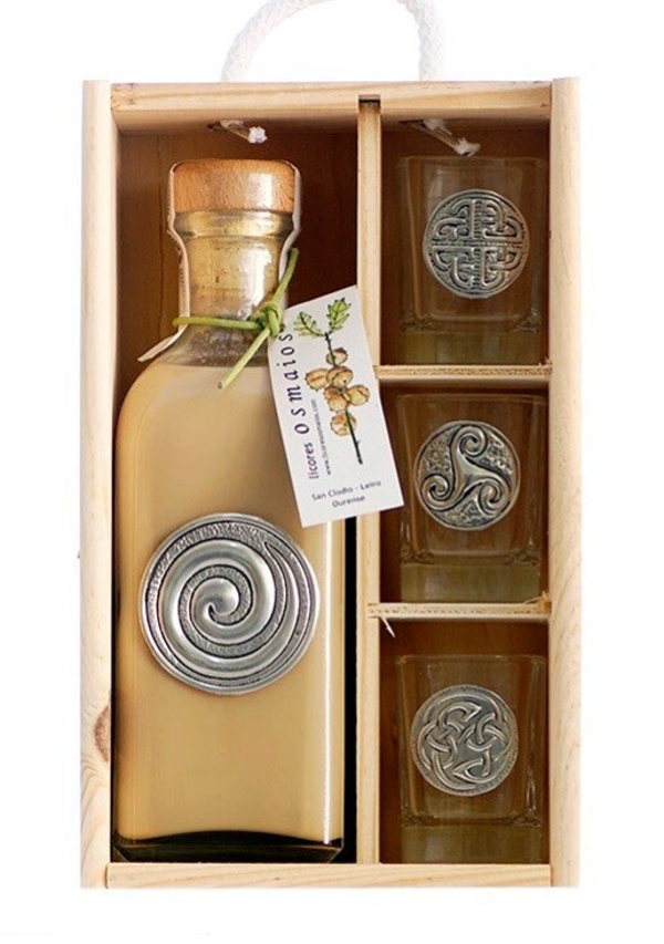 Licores Os Maios (botellas decoradas con estaño) 500ml / 3 chupitos en caja de madera (Licores Artesanos Os Maios)