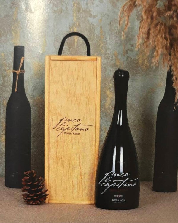 UD 23: Estuche Madera Original de la Bodega con 1 Botella de Finca la Capitana Mencía 750ml - Ribeira Sacra
