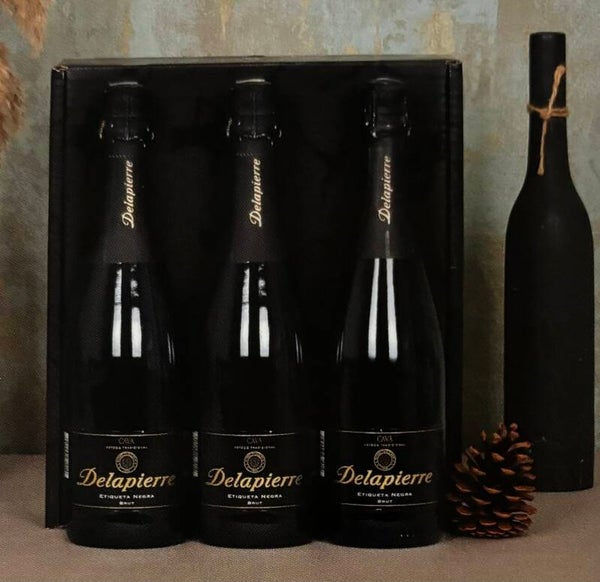 UD 40: Estuche de Cartón de Vino Lujo con 3 Botellas de Cava Delapierre Brut Etiqueta Negra 750ml