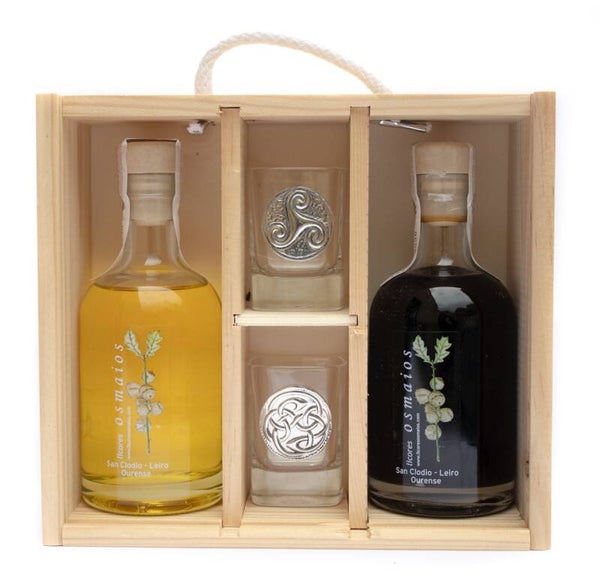 Licores Os Maios 200ml con 2 chupitos decorados con estaño en caja de madera (Licores Artesanos Os Maios)