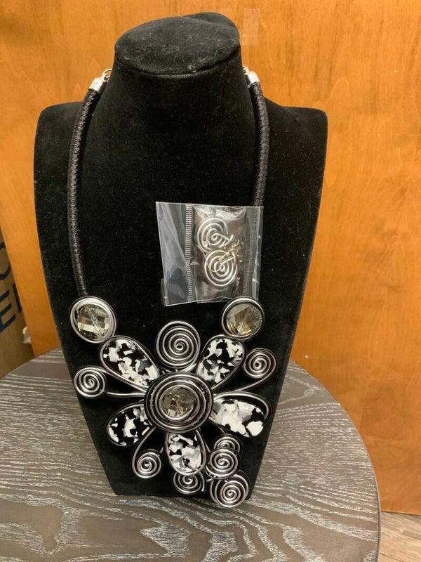 Black and White Earring Set
