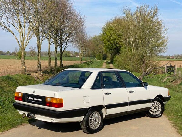 VERKOCHT! AUDI 100 2.0 CC 1986, 5 CILINDER, TREKHAAK, SCHUIFDAK
