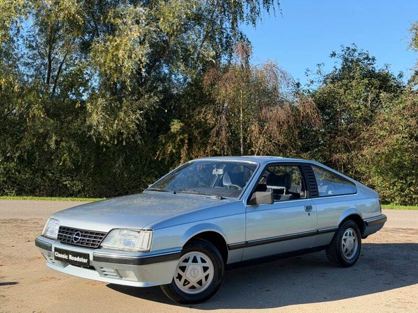 OPEL MONZA 2.5i 1986, HANDGESCHAKELD, BLAUW VELOURS