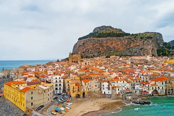Tour a Cefalù in treno: viaggio tra mare e tesori culturali