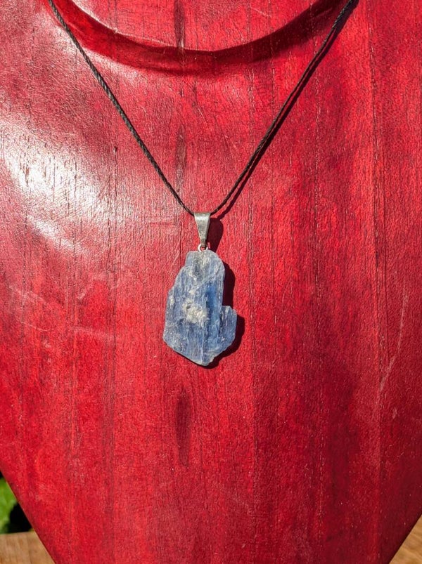 Pendentif en Cyanite Bleue Brute – Qualité AA