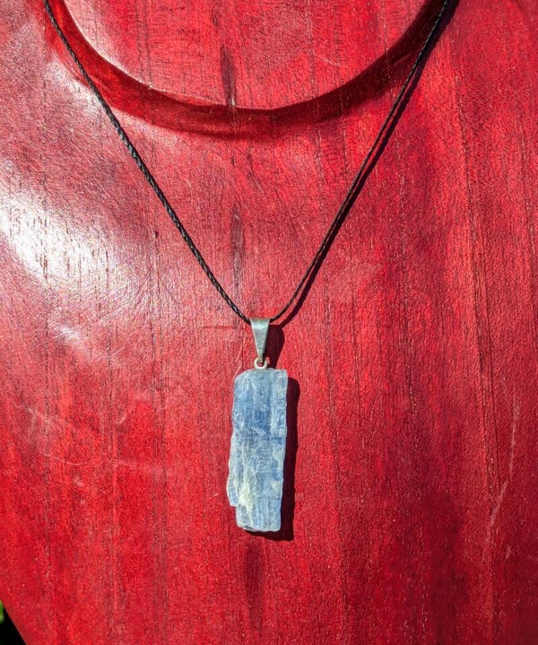 Pendentif en Cyanite Bleue Brute – Qualité AA