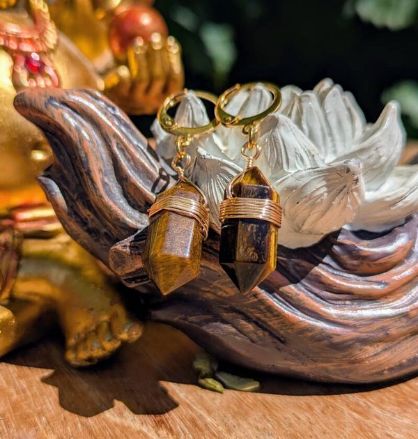 Boucles d’Oreilles Pointe en Œil de Tigre – 20 mm – Qualité A